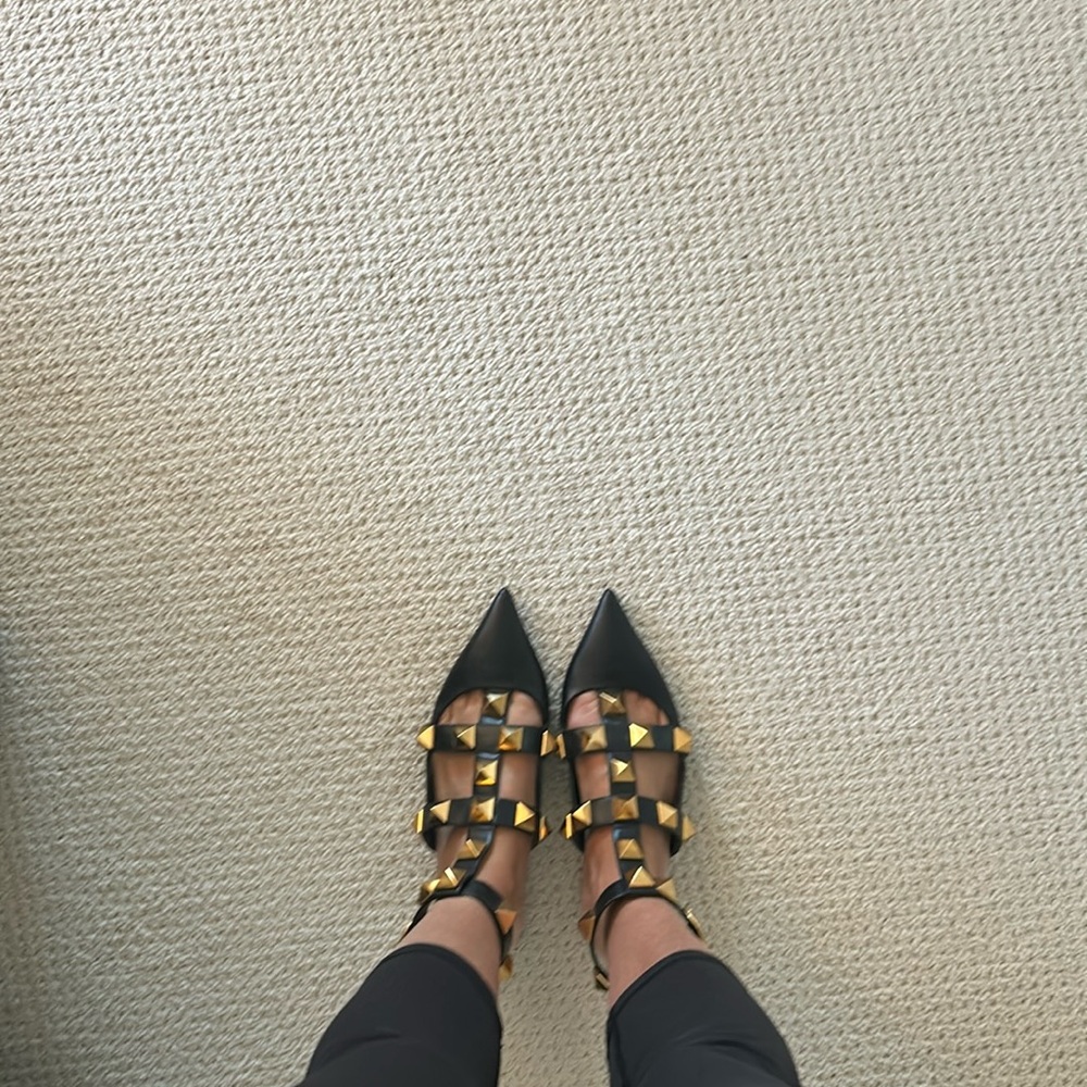 Valentino rockstud flats. Black and gold!